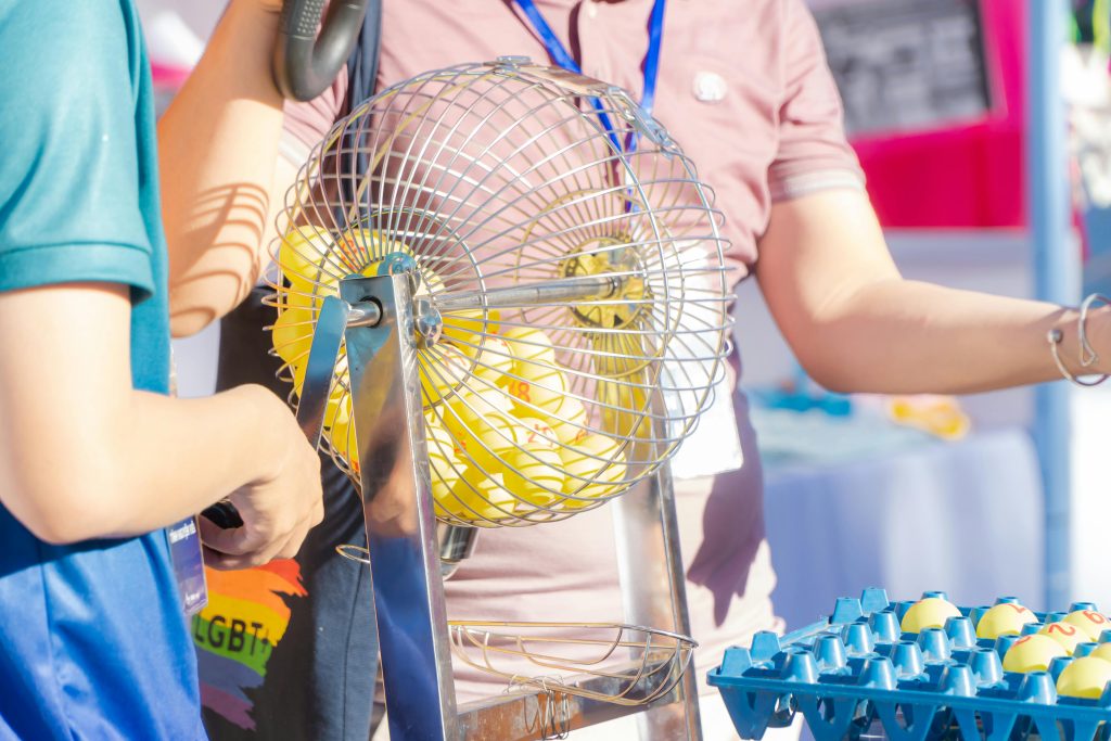 Lottokugeln in einer Bingotrommel für die Ziehung Spiel 77 am Samstag 18.04.2026
