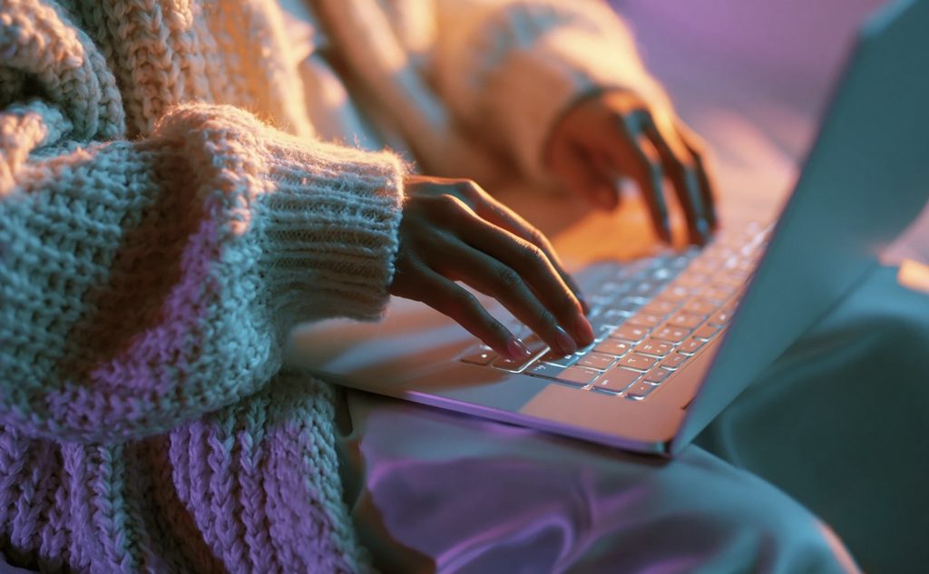 Bilder von „romantischen Berufen“: Wie Scammer auf Dating-Seiten betrügen