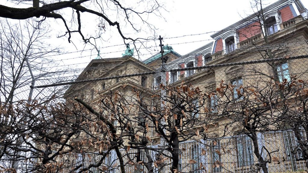 Mietervorkaufsrecht: Muss der Mieter die volle Maklerprovision zahlen? BGH verhandelt am 19. November Erbgroßherzogliches Palais in Karlsruhe, Sitz des Bundesgerichtshofs
